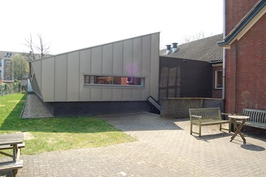 <p>Noordgevel en aansluiting van de nieuwbouw op het oorspronkelijke schoolgebouw. </p>
